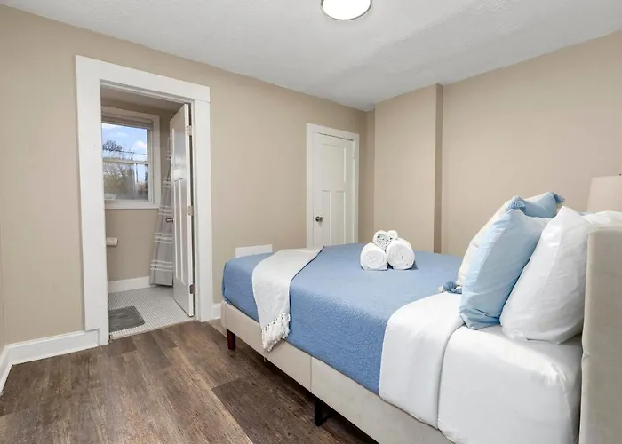 Newly Renovated 3 Bedroom Near High St *