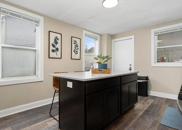 Newly Renovated 3 Bedroom Near High St *