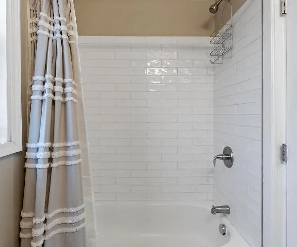 Newly Renovated 3 Bedroom Near High St *